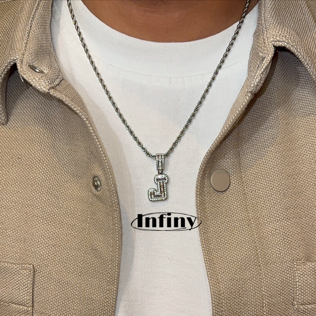 Pendentifs Infiny: L’éclat de votre initiale, à votre image. (Argenté)